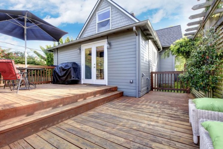 Spacious two level deck