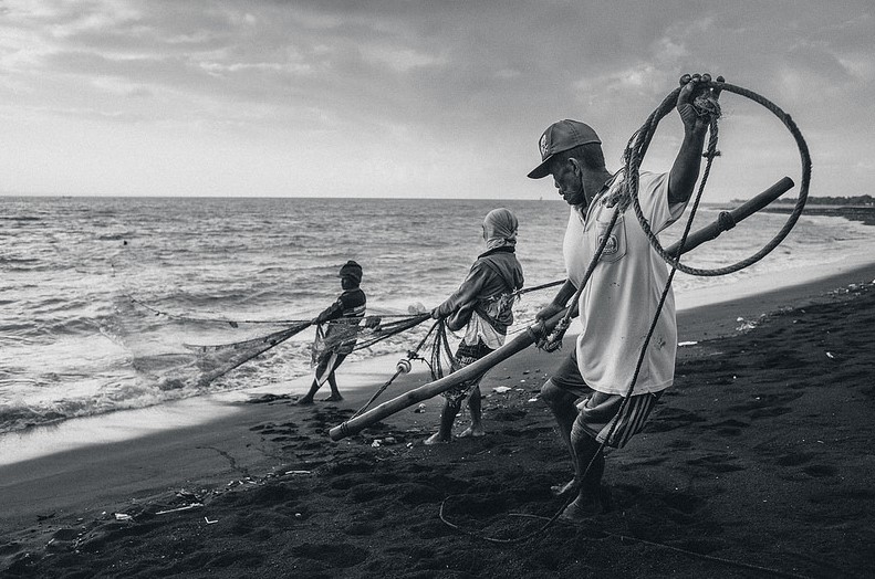 Ahmad Syukaery – Fishermen Pulling The Net, Boom Beach, Banyuwangi